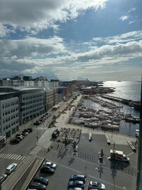 Utsikt fra rommet (ganske smalt vindu, men likevel!)