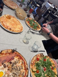 Pizza in der Osteria Castello ein paar Häuser weiter
