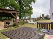 Het terrras met barbecue