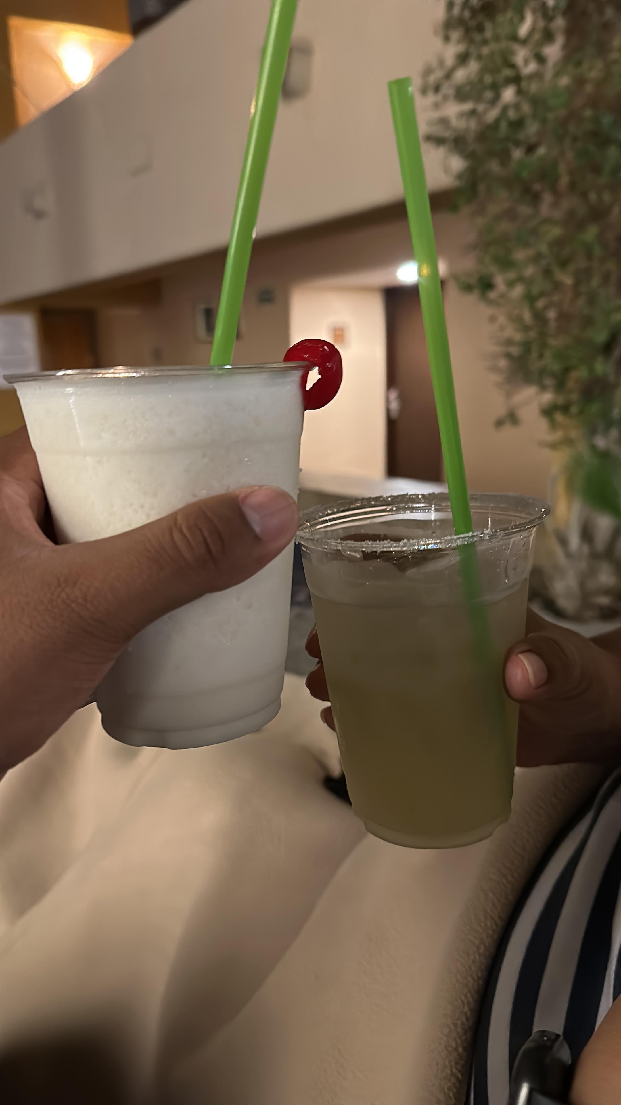 Bebidas en la alberca hasta las 9:00 pm. 