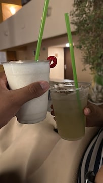 Bebidas en la alberca hasta las 9:00 pm.