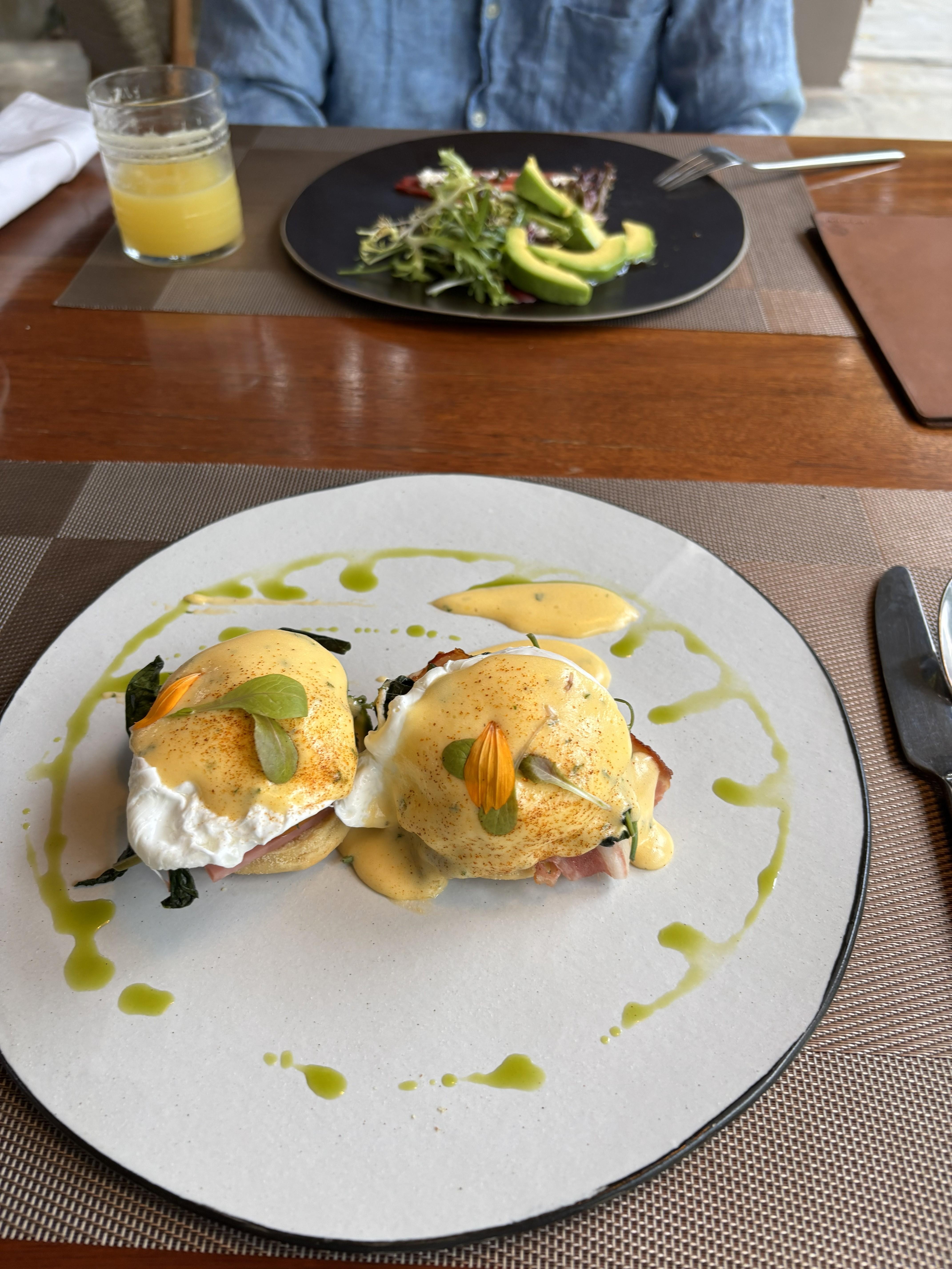 エッグベネディクトとアボガドサラダ