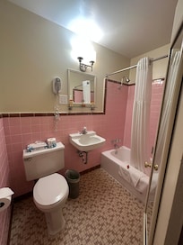 Tons of hot water, great pressure, nice and clean!