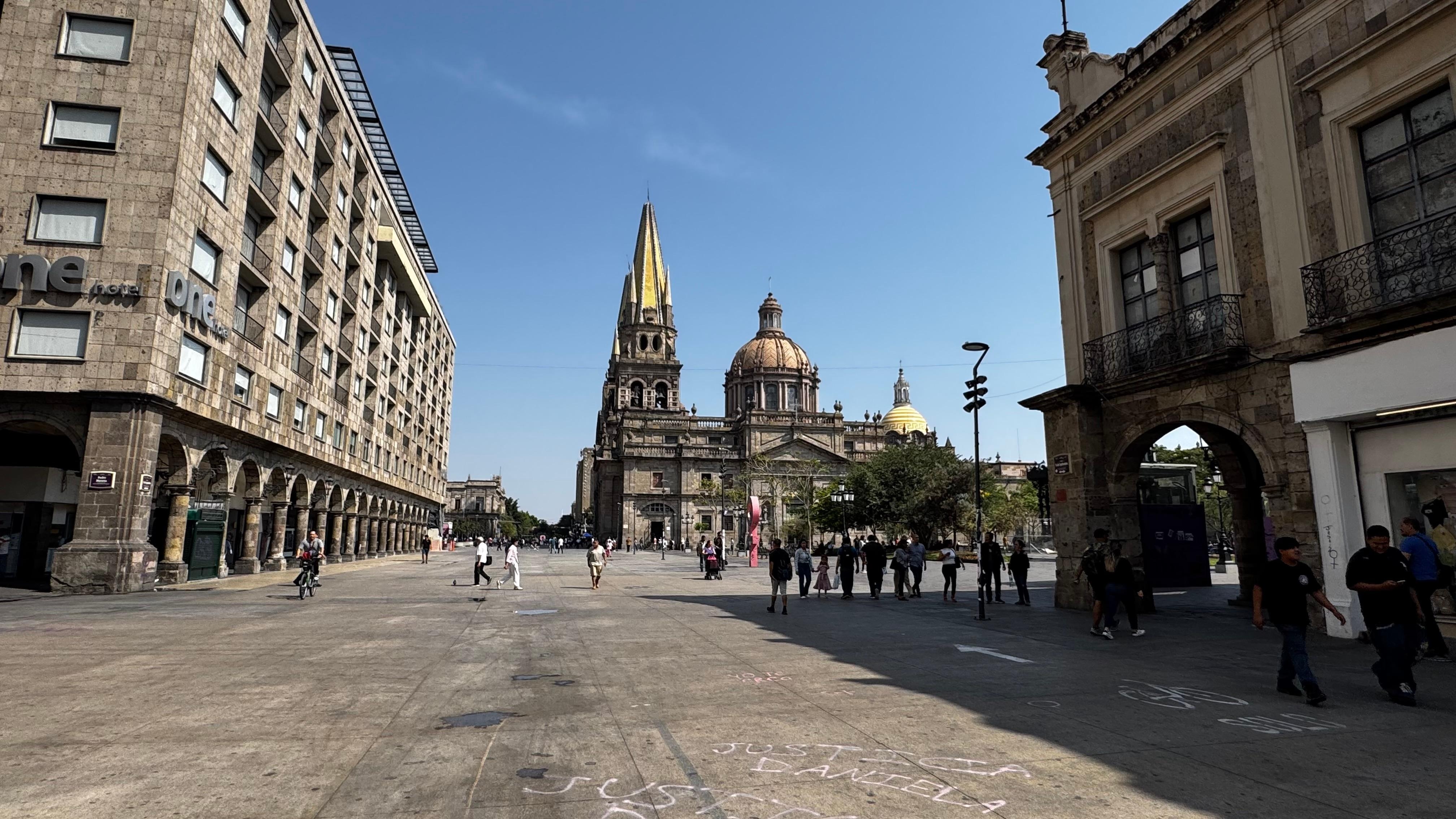 El hotel es el que está del lado izquierdo 