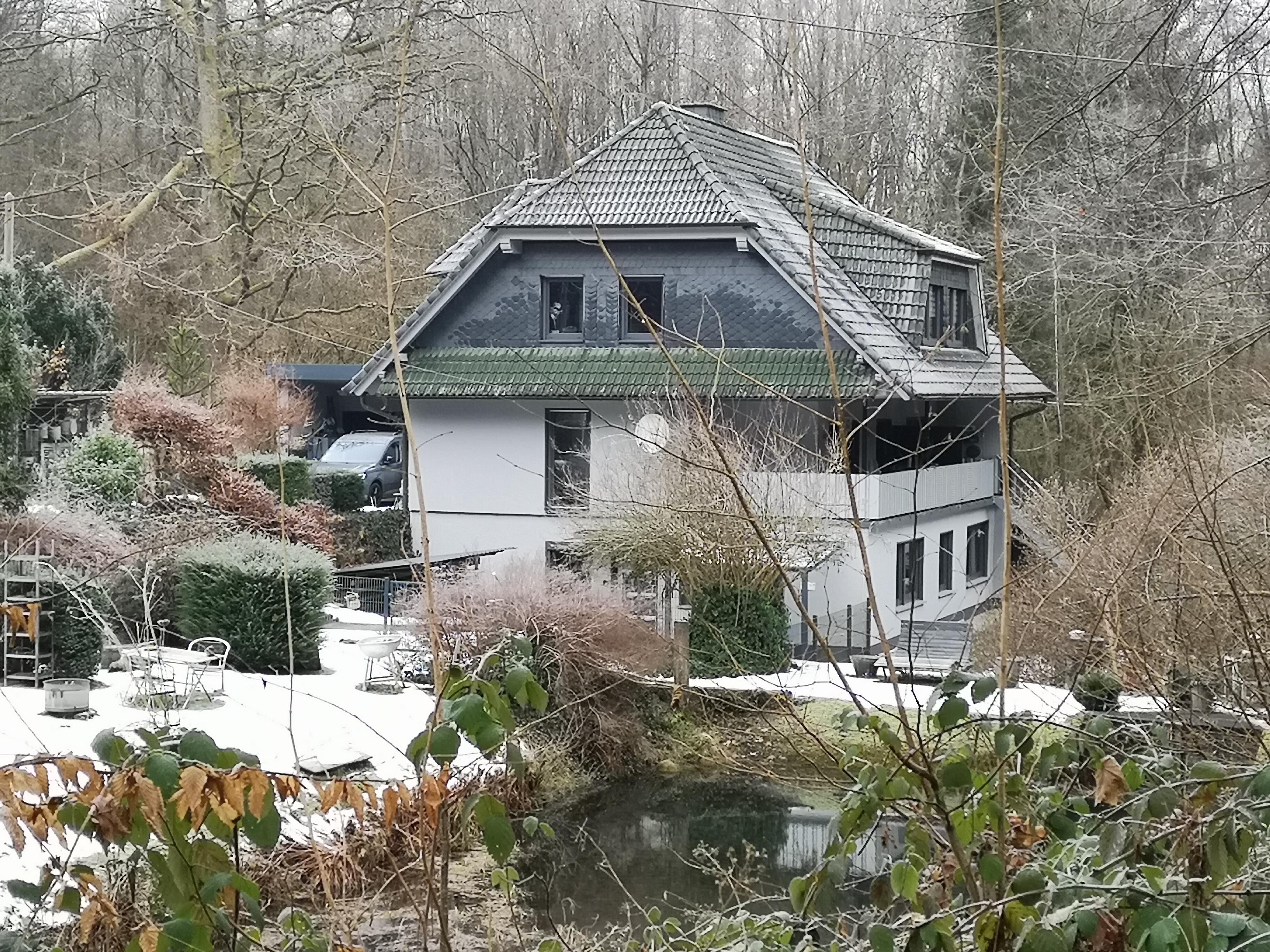 Mitten im Wald, in herrlicher Stille, angeschieden, von außen zugänglich über ca. 17 Treppenstufen. Rundherum Natur, nur ein  Bach plätschert bei offenem Fenster. 