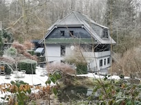 Mitten im Wald, in herrlicher Stille, angeschieden, von außen zugänglich über ca. 17 Treppenstufen. Rundherum Natur, nur ein Bach plätschert bei offenem Fenster.