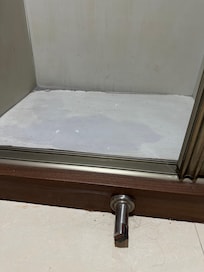 地板櫃子很多頭髮