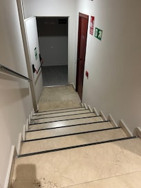 Escaleras y sin servicio de elevador