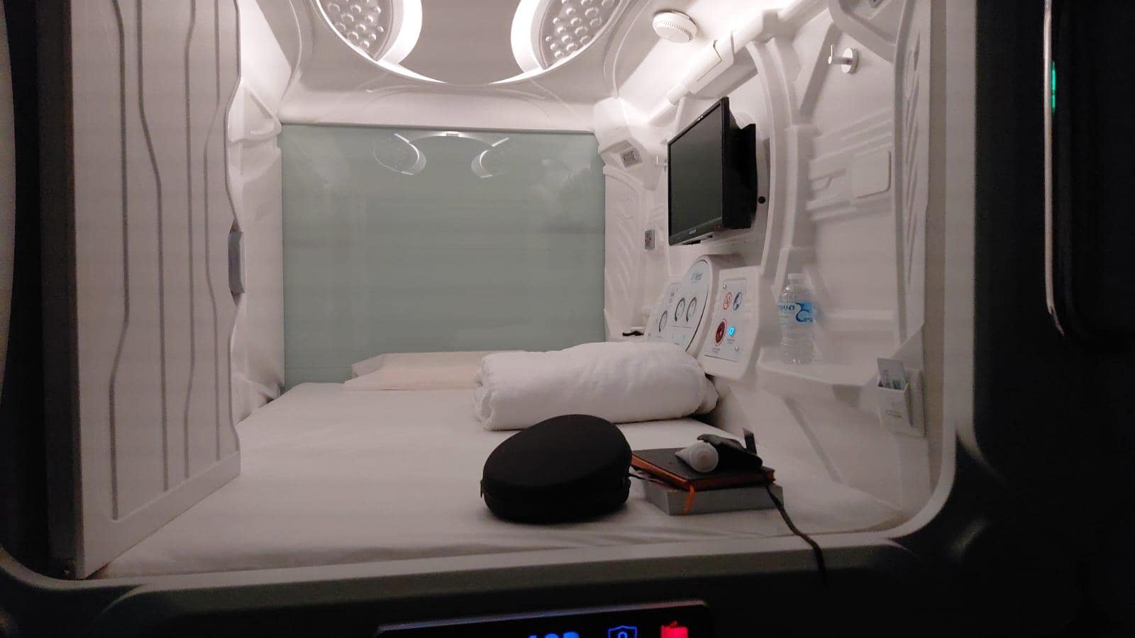 espacio de la cabina, suficiente para estar sentado