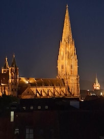 Blick vom Hotel zum Münster bei Nacht