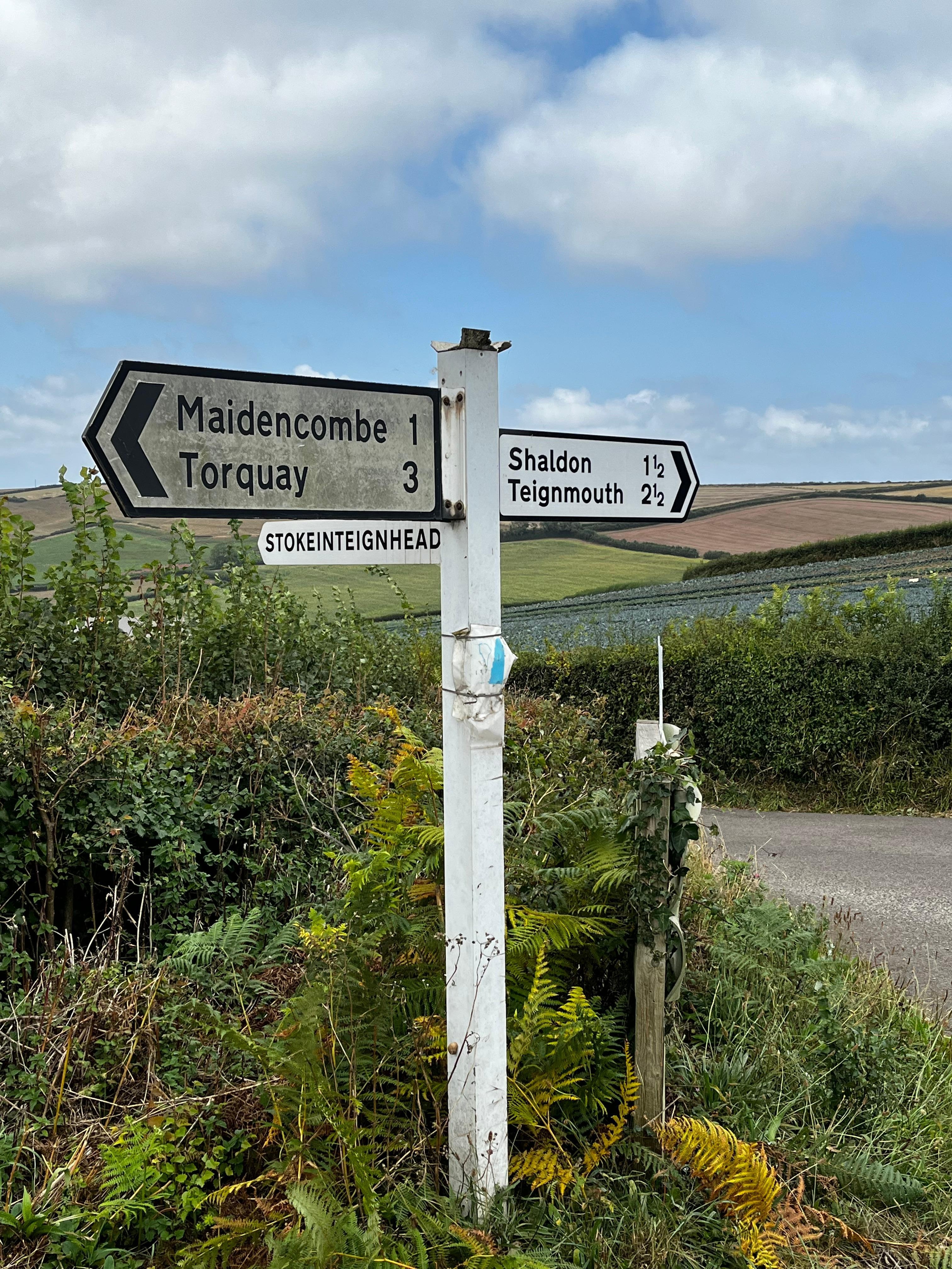 De smalle Deane Road leidt je naar het dorp.