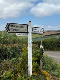 De smalle Deane Road leidt je naar het dorp.