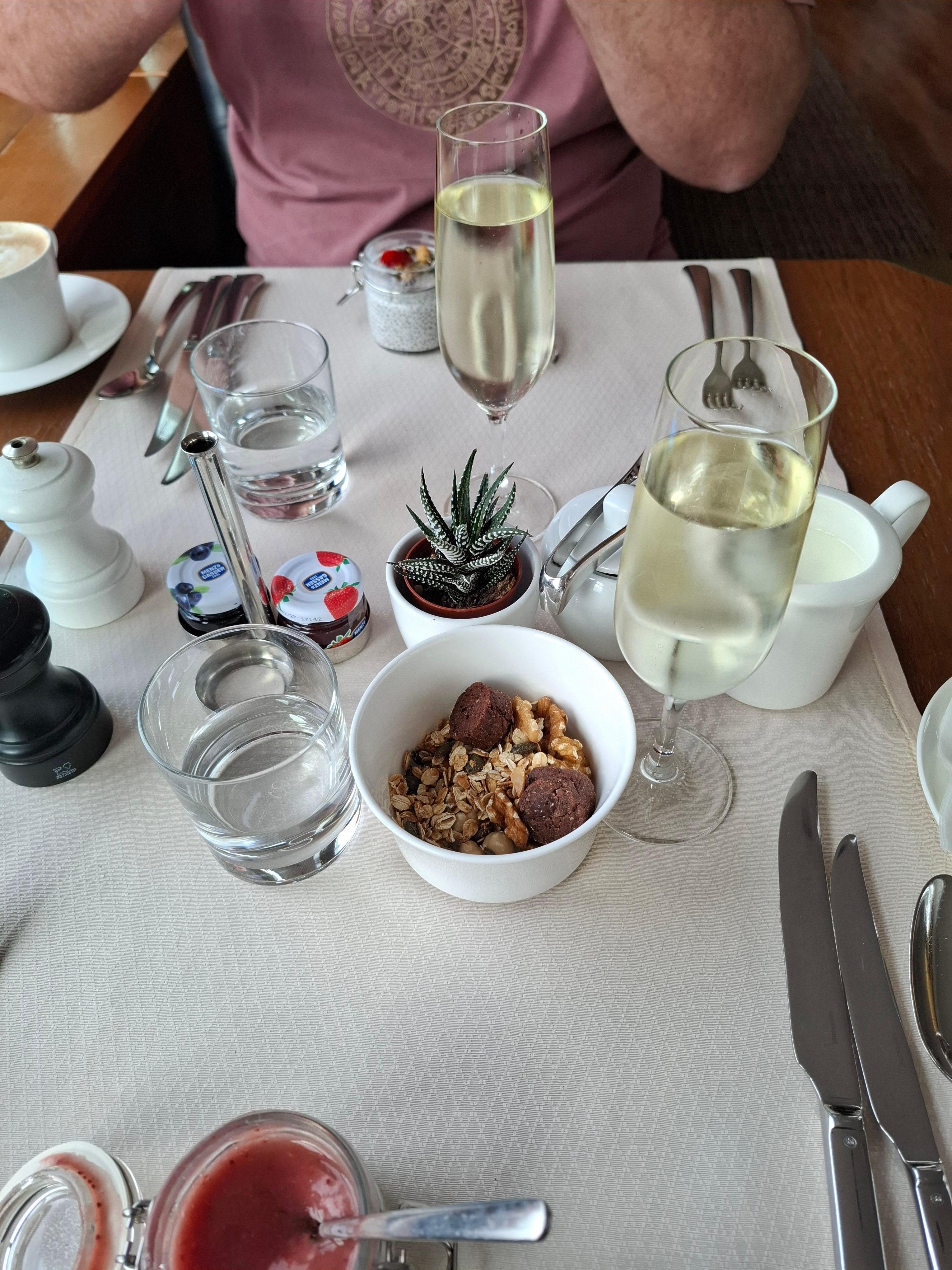 Sparkling wine with brekkie!