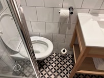 you need acrobatic skills if you wanted to use the toilet