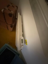 Electric radiator hanging by only 1 bracket.