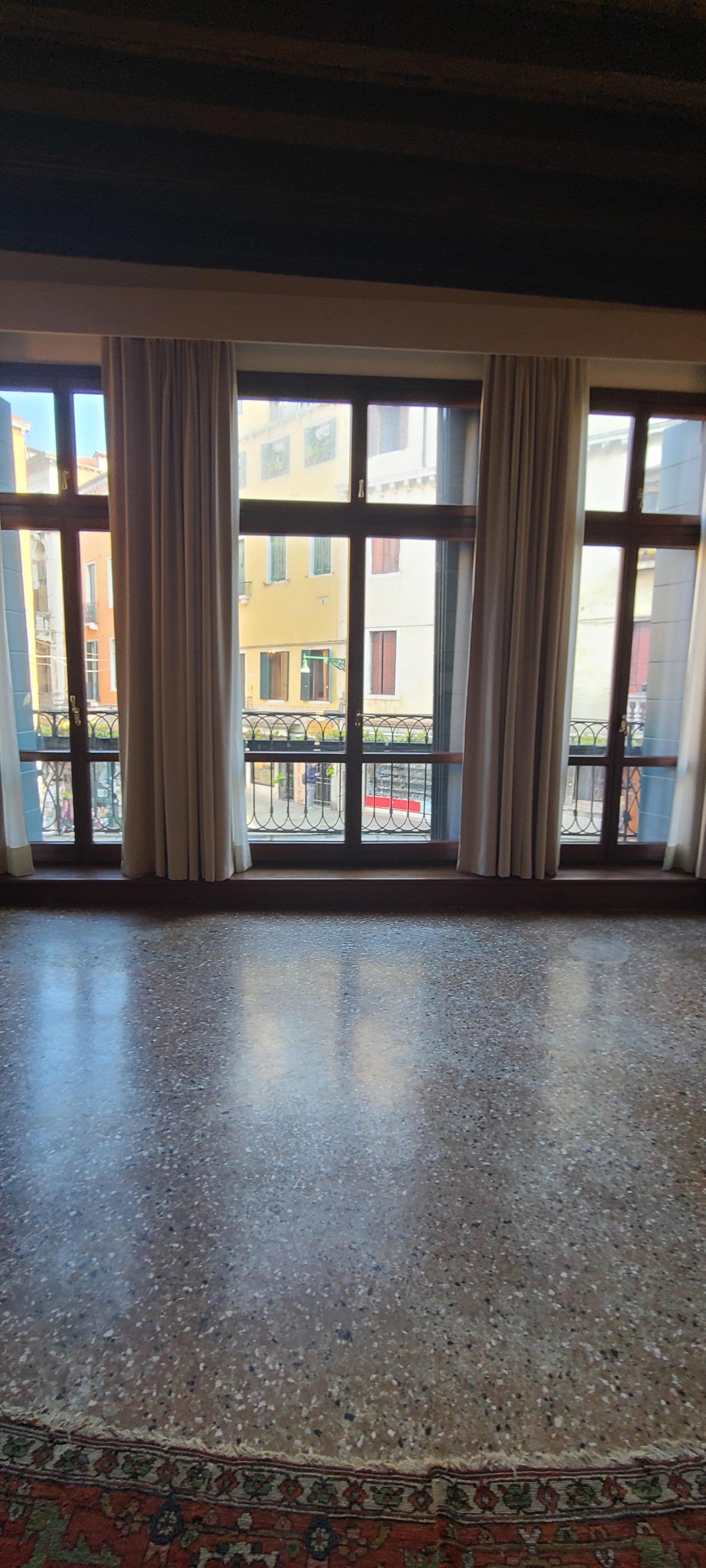 Great view of the canal had passers by 
 Right next to a busy and delicious cafe