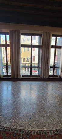 Great view of the canal had passers by
Right next to a busy and delicious cafe