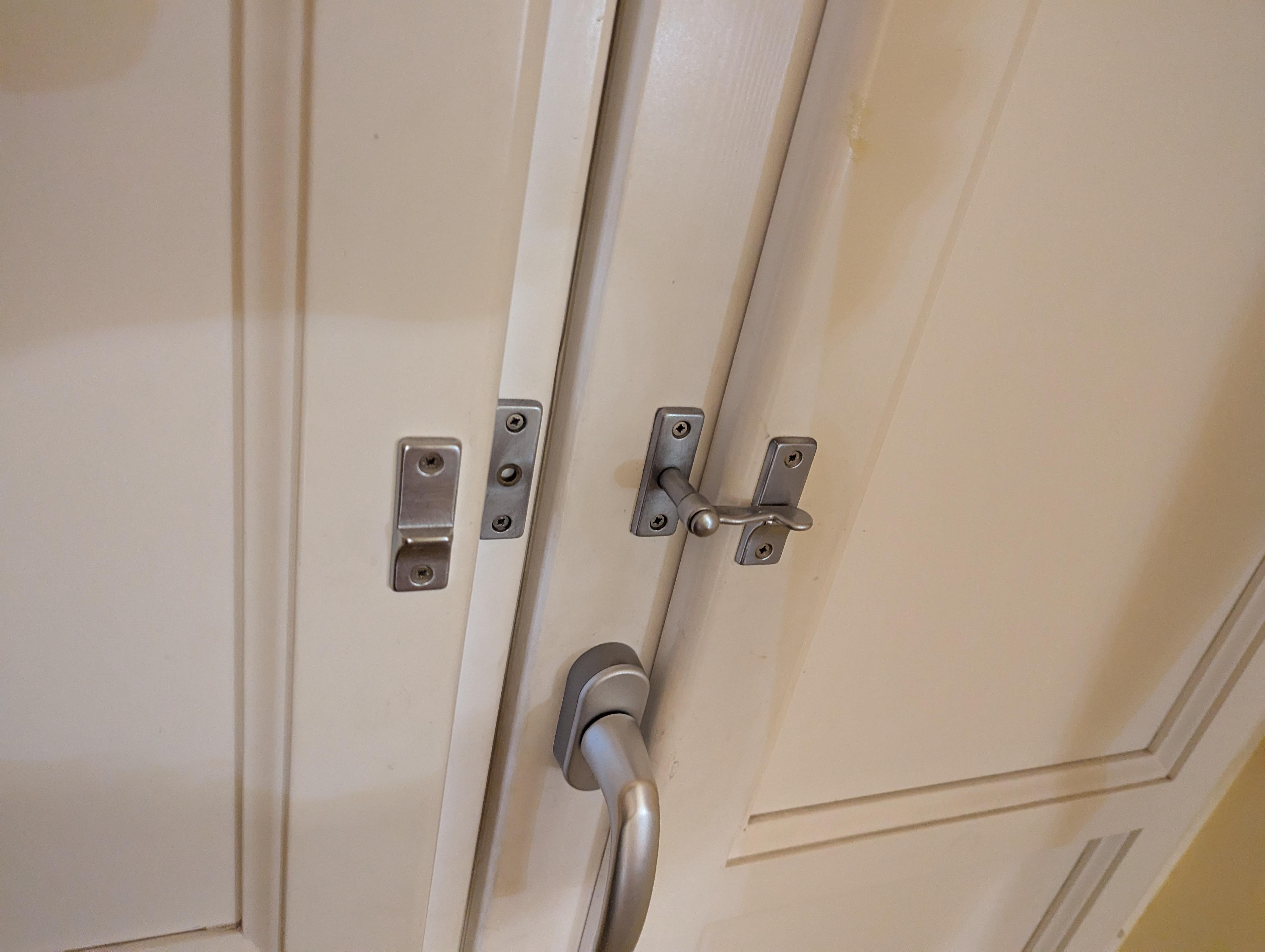 One of the windows panels is missing a latch so it could not be shut properly.