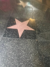 Man går rett til byens høydepunker.