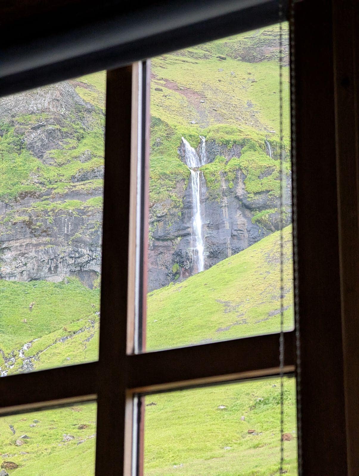 Vue sur la cascade depuis la chambre