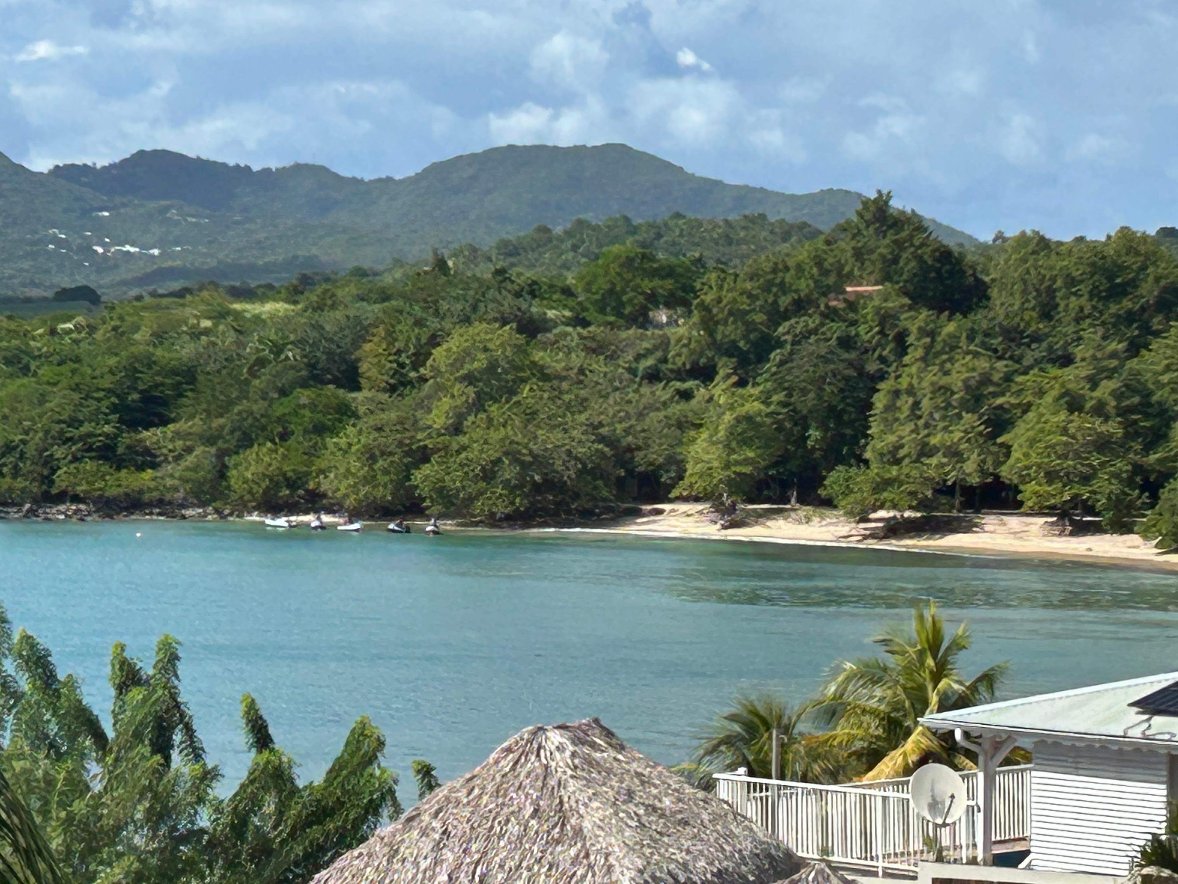 Vue de la plage de l’anse Mabouya.