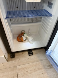 Un sac de fruits pourries dans le frigo.