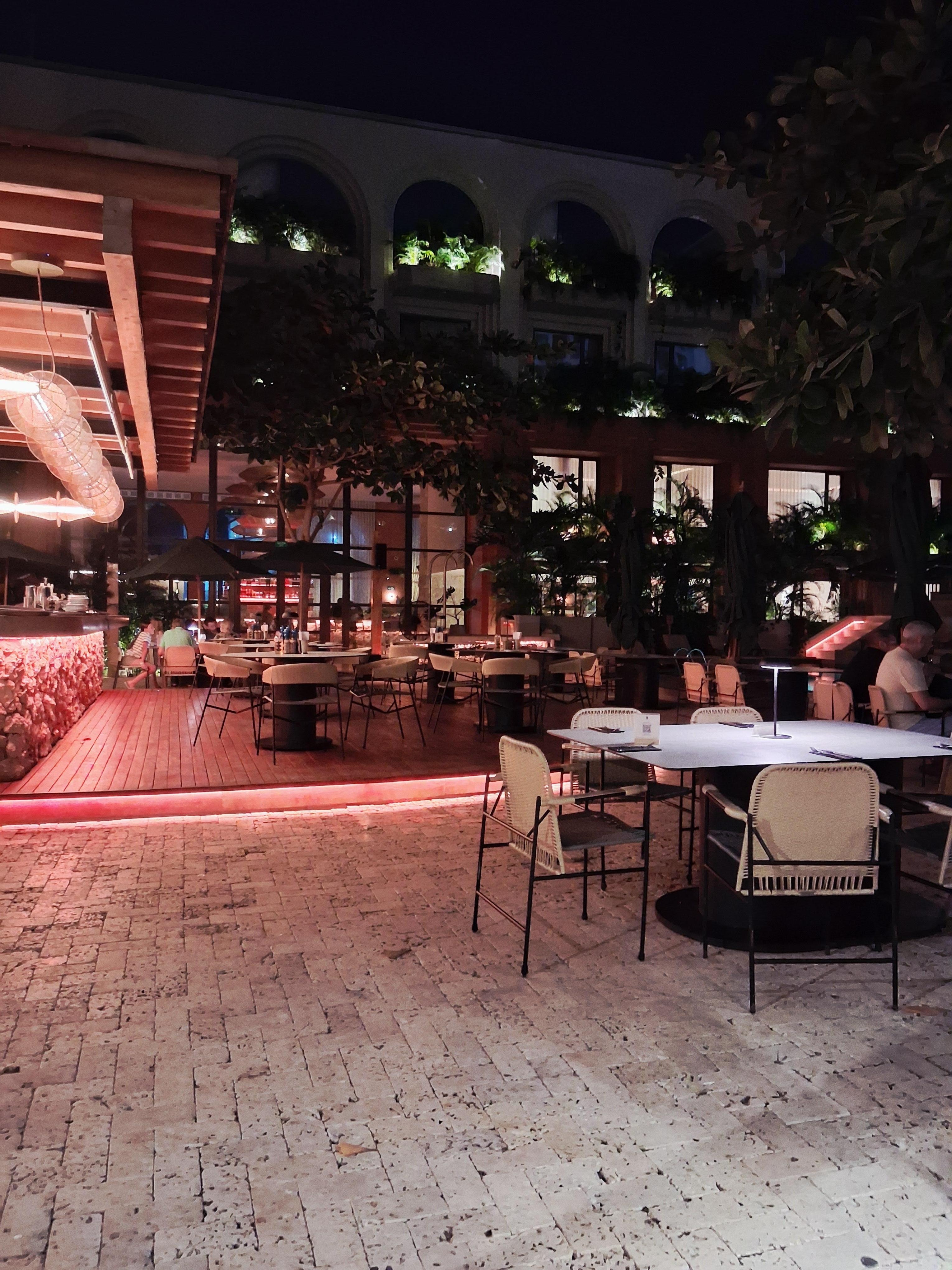 Pool bar & outside dining area