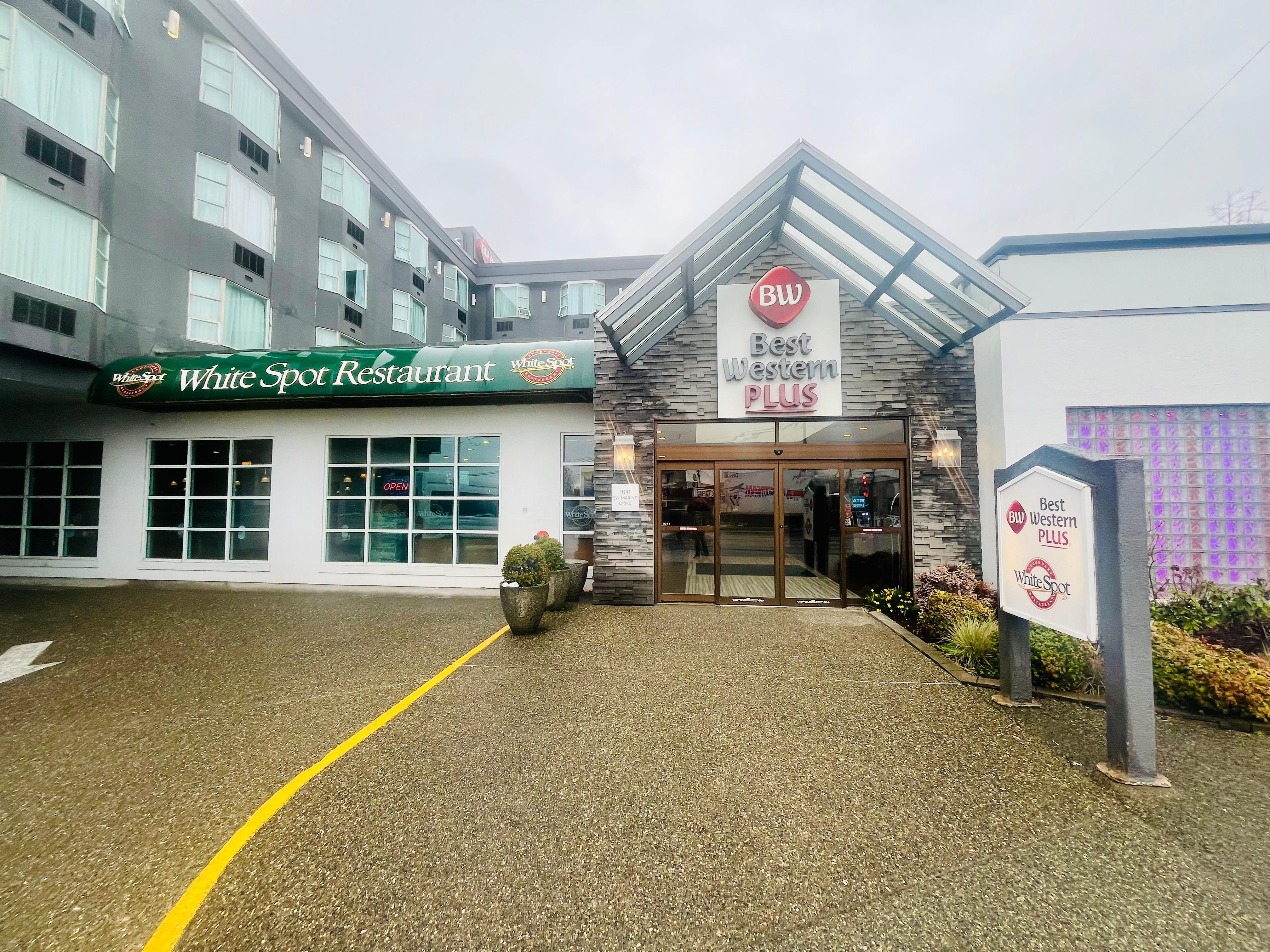 Nove place very close to the airport, helpful staff, goog shuttle to YVR