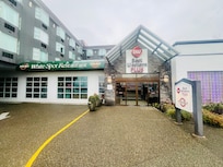 Nove place very close to the airport, helpful staff, goog shuttle to YVR