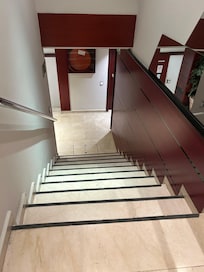 Mas escaleras bajando con maletas ala habitacion en un sotano