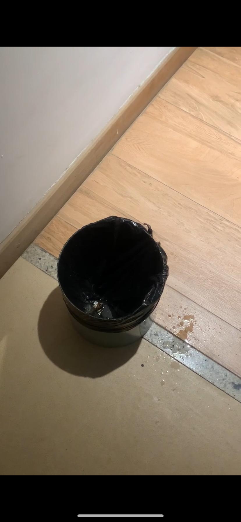 Ar condicionado pingando no corredor dentro do quarto.