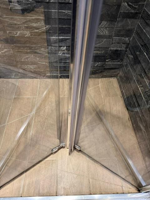 2nd shower, broken door and moldy shower