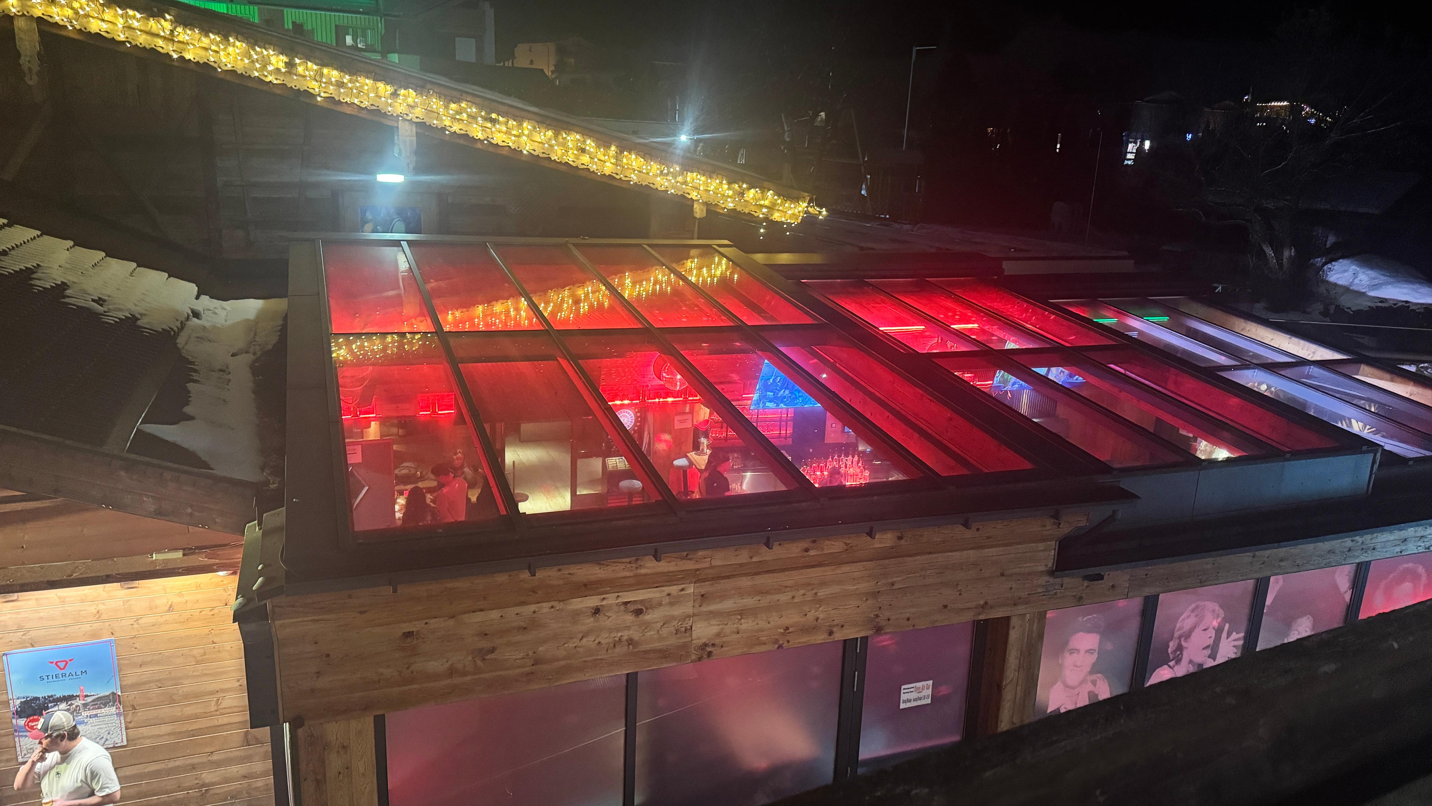 Bar direkt vorm Fenster