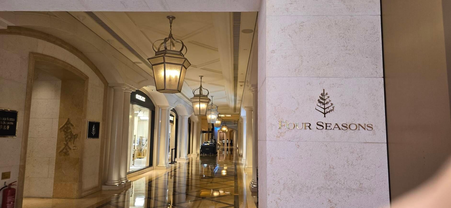從隔壁永利皇宮連接到四季酒店入口