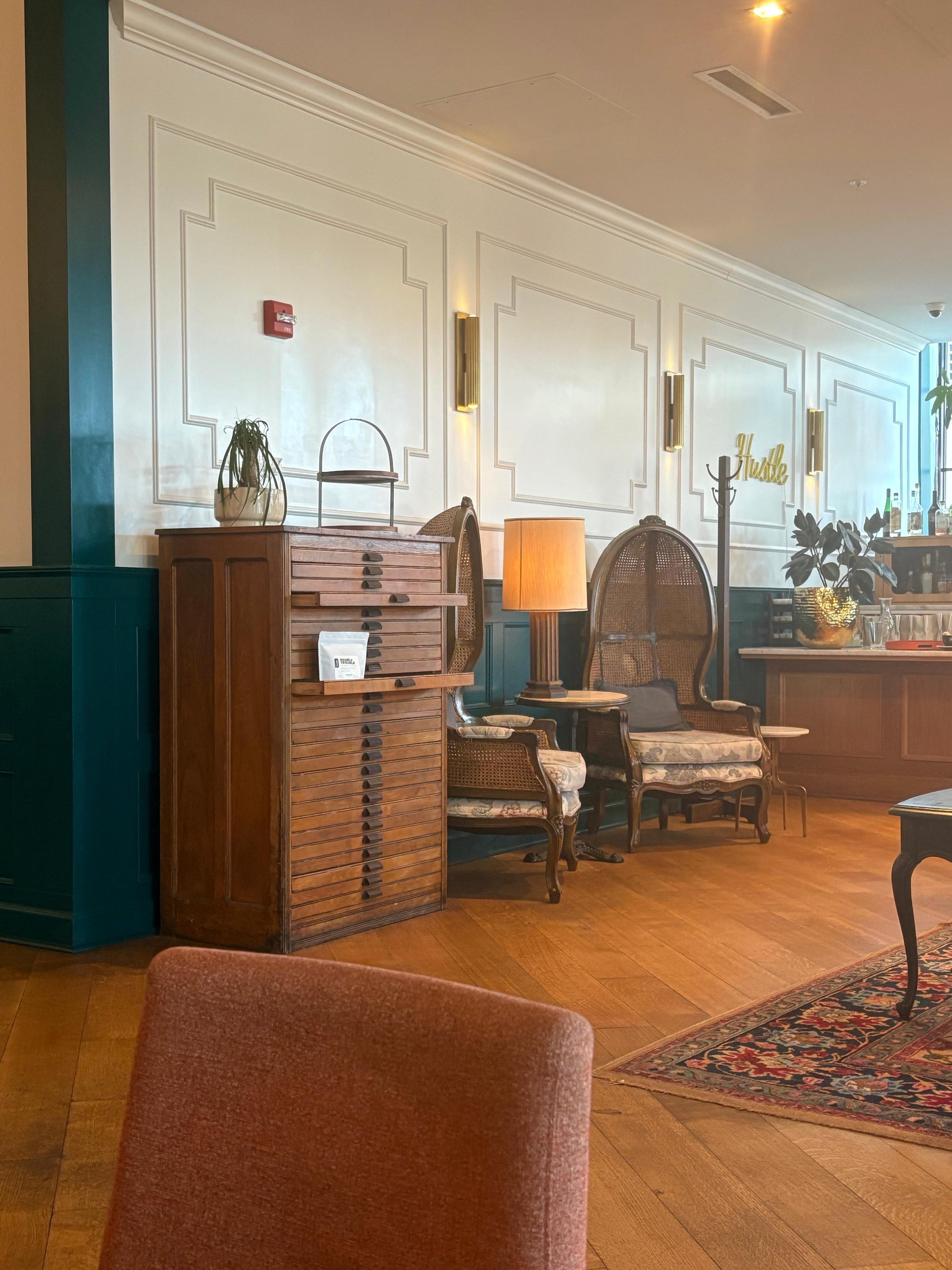 Un aspect du lobby avec le bar au fond