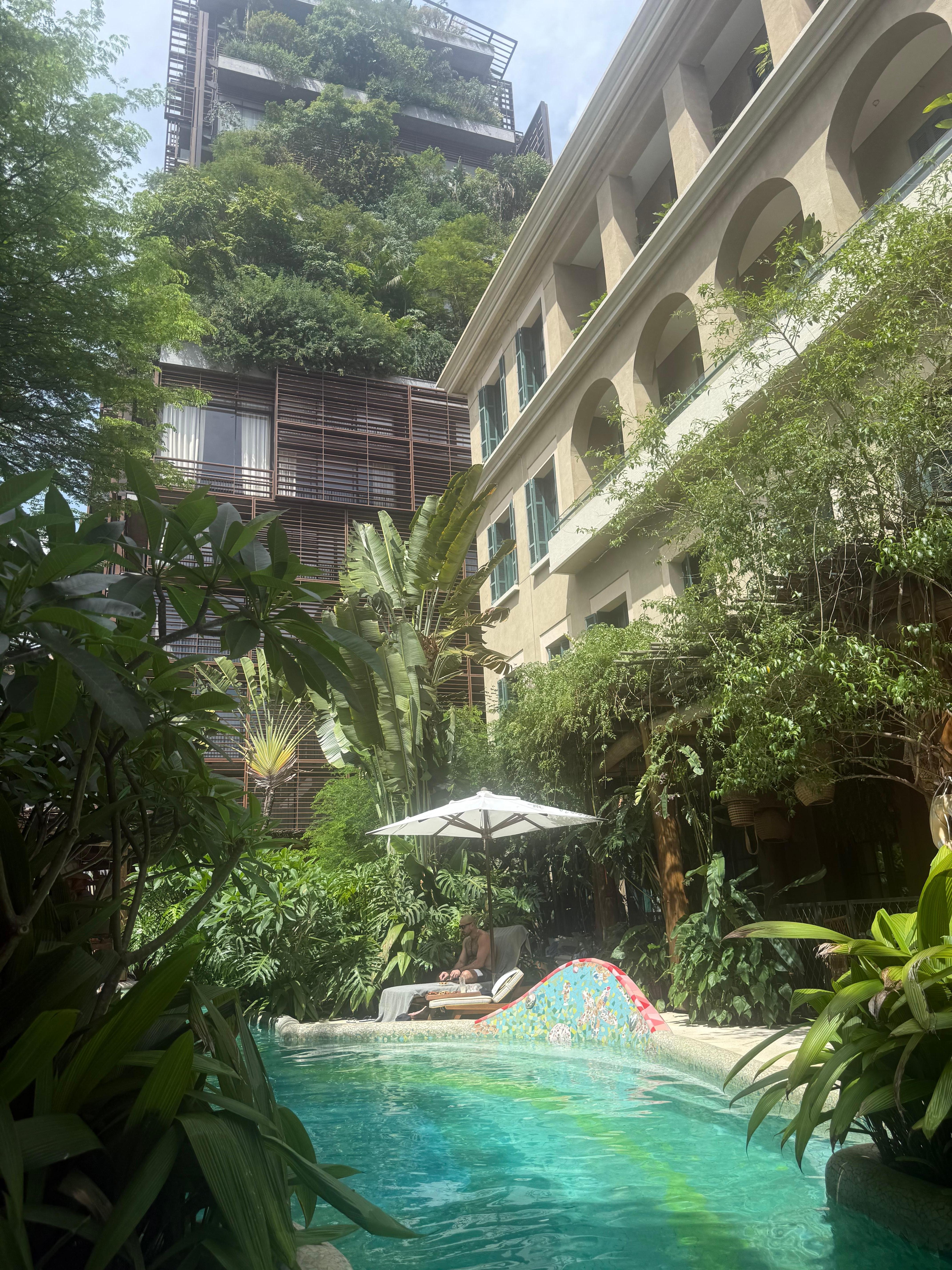 Área de piscina e bar no pátio interno.