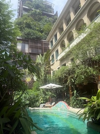 Ărea de piscina e bar no pĂĄtio interno.