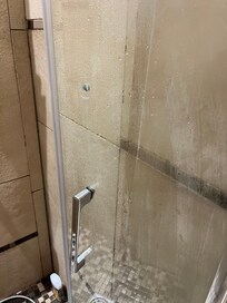 Poignée de porte de douche pas vissée