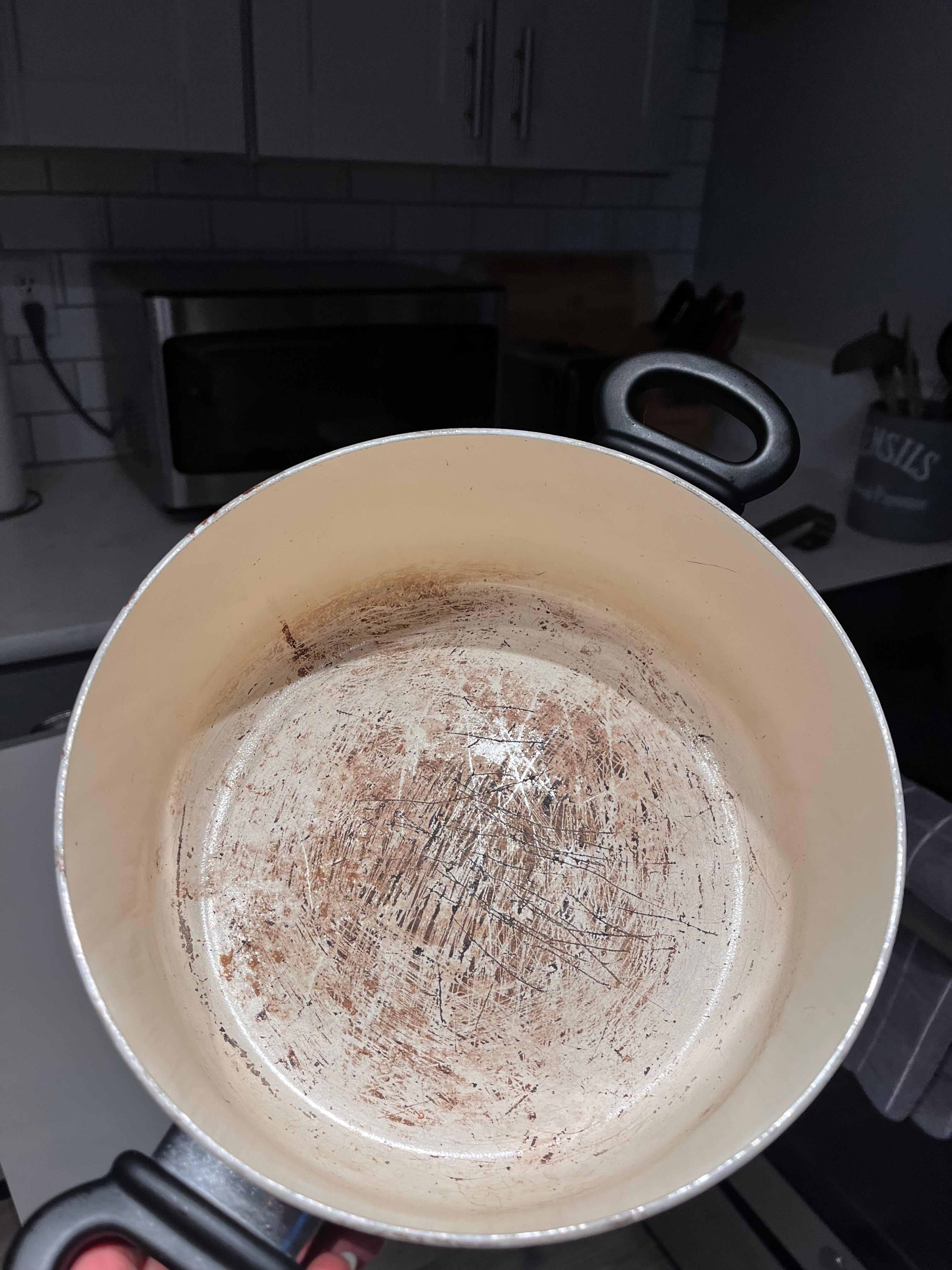 Zerkratzer, schmutziger (und einziger) Kochtopf 