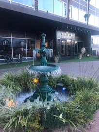 Is i fontänen. Det var solsken men kyligt i Stockholm