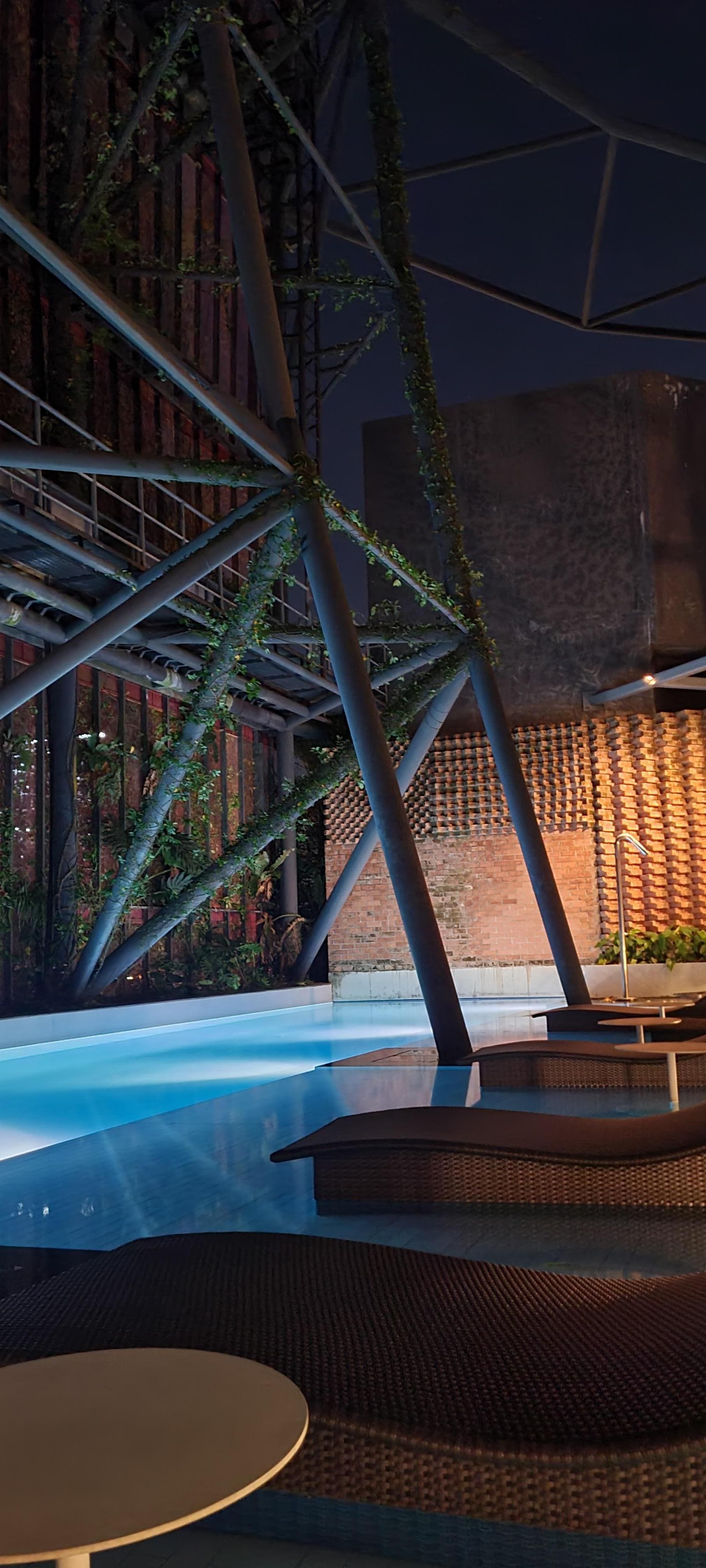 The "plebe" pool with no view. Just these ugly internal structures. 