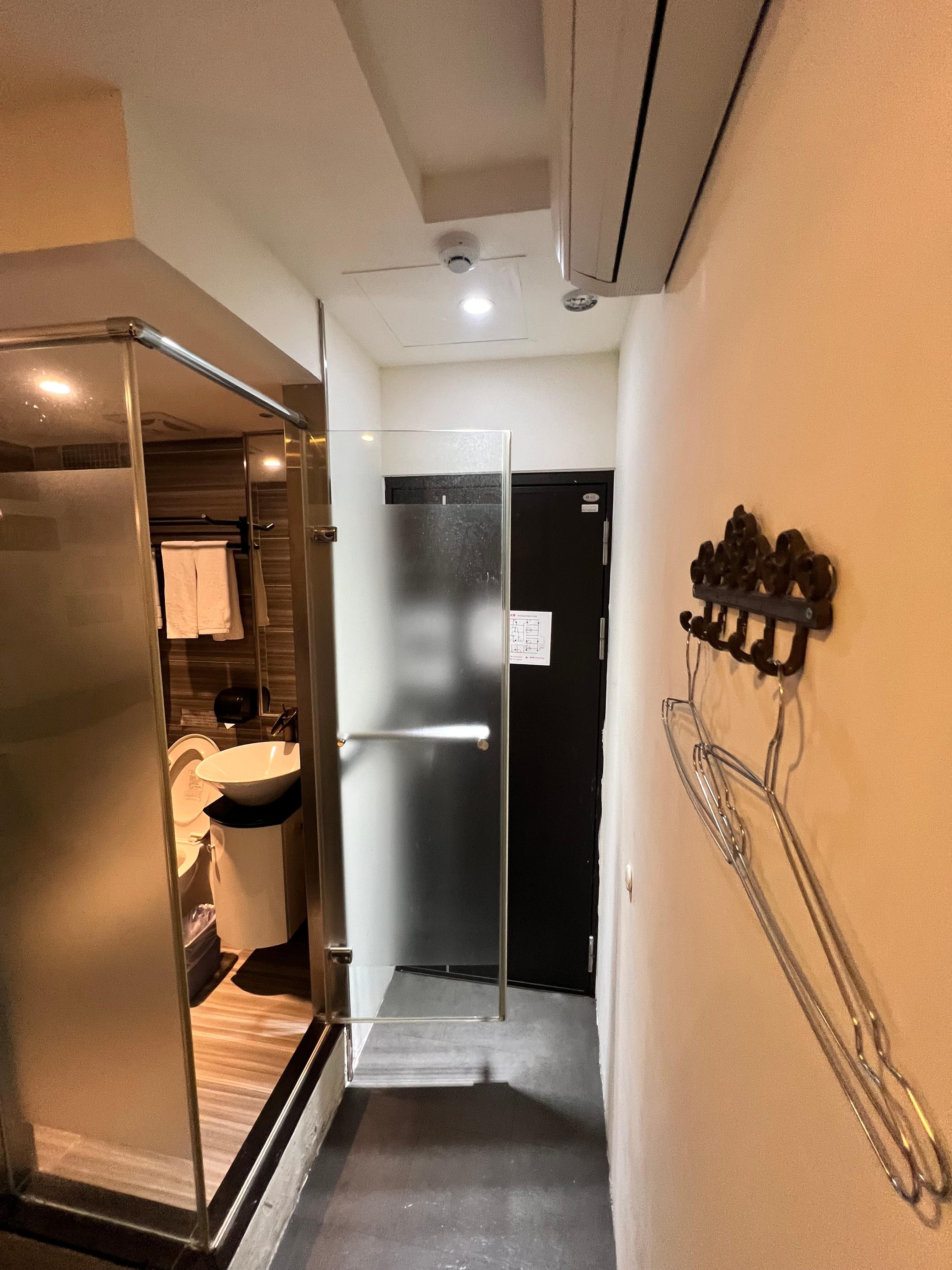 Bad und Eingangstür (aus Stahl und automatische Verriegelung)