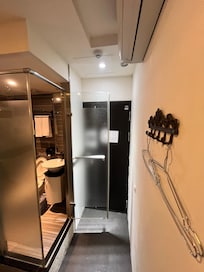 Bad und Eingangstür (aus Stahl und automatische Verriegelung)