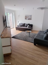 Großes Wohnzimmer mit Zugang zur Terrasse