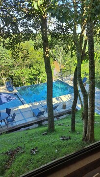 Essa era a vista do café da manhã. Natureza exuberante, rio e piscina de borda infinita. Uma delícia a piscina.
