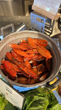 中午自助午餐有凍海鮮龍蝦鉗