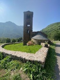 Ruine d'église romane identique à celles d'Andorre