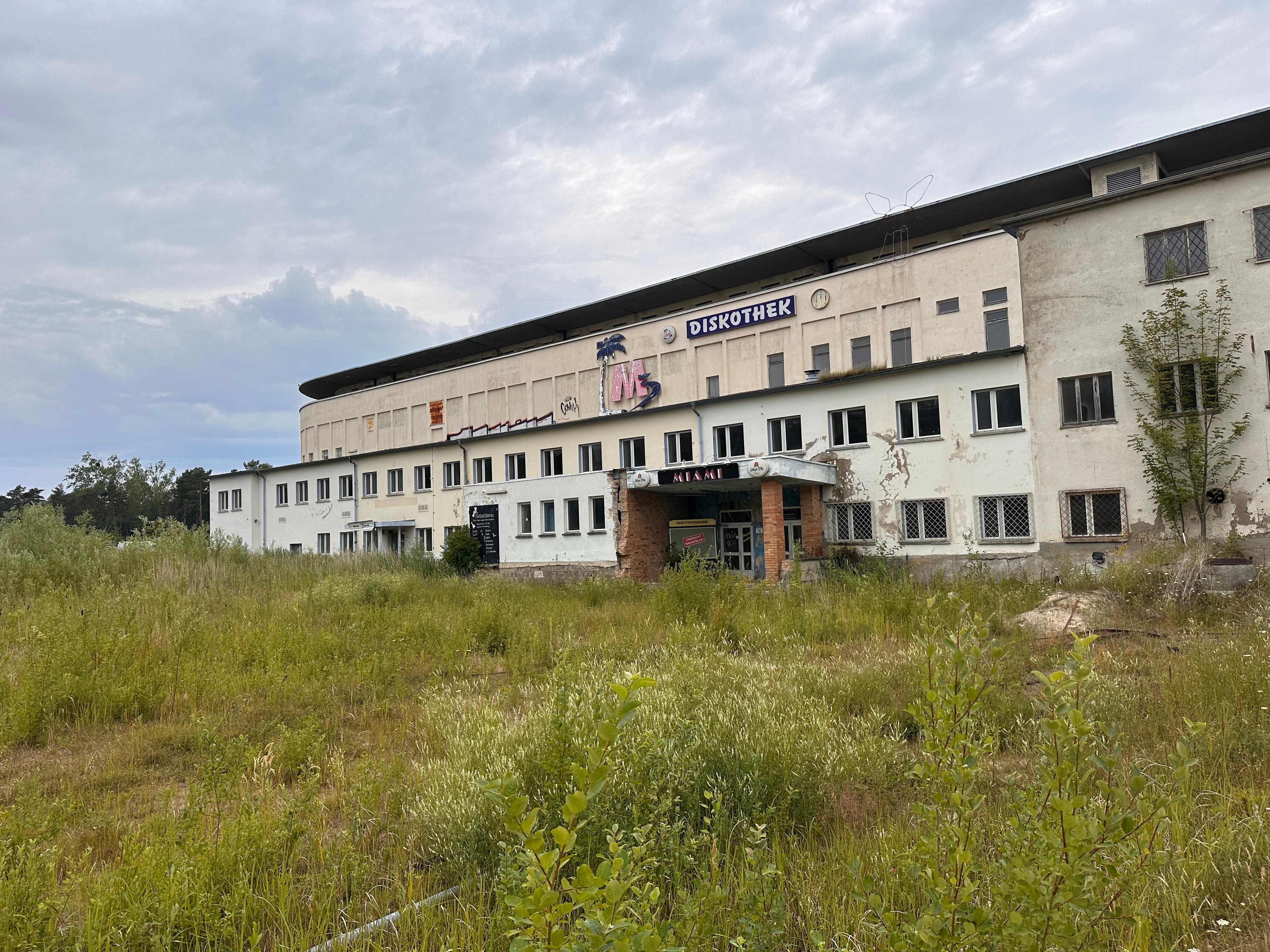 Sogar eine Disko gibt es…
Nein Spaß. Dies ist ein Museeum zur Geschichte der ehem. KdF-Ferienanlage.
PS: sehr gut gemacht.👍🏼 