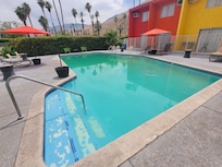 You can see the peeling steps and greenish color of the pool
