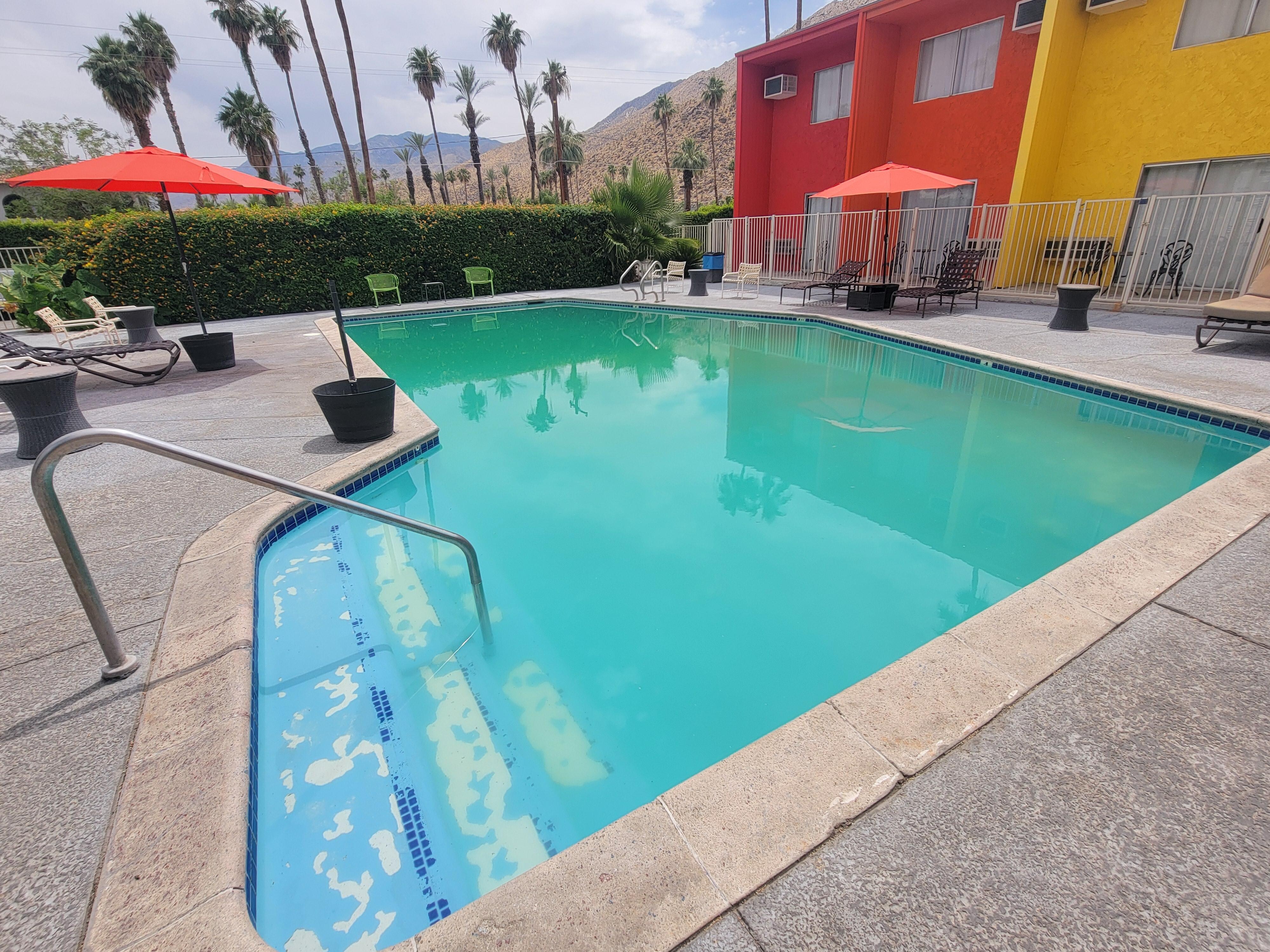 You can see the peeling steps and greenish color of the pool